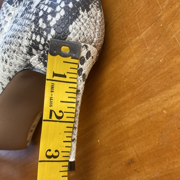 Steve Madden Kinga White Black Faux Snake Pointed Toe Kitten Heeled Boot 6.5 - Picture 11 of 11